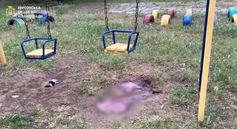 Росія вдарила по дитячому майданчику у Херсоні: є загиблий і поранені Росія вдарила по дитячому майданчику у Херсоні: є загиблий і поранені